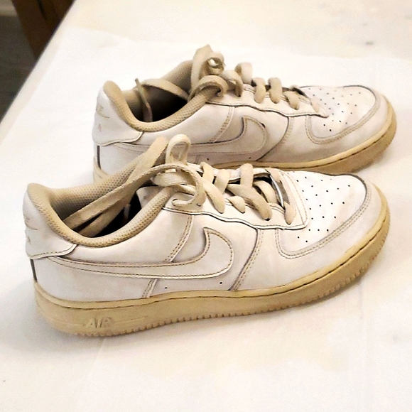 NIKE WHITE SHOES - Picture 1 of 3